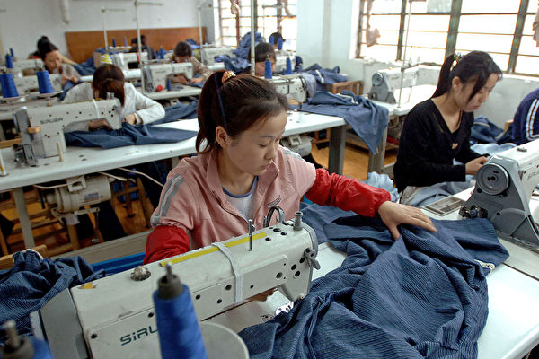 大陆服装业不仅外资撤单，本土品牌也出现业绩暴跌，最大服装产地广东省的企业几乎停工。图为大陆一家成衣工厂。(AFP PHOTO)